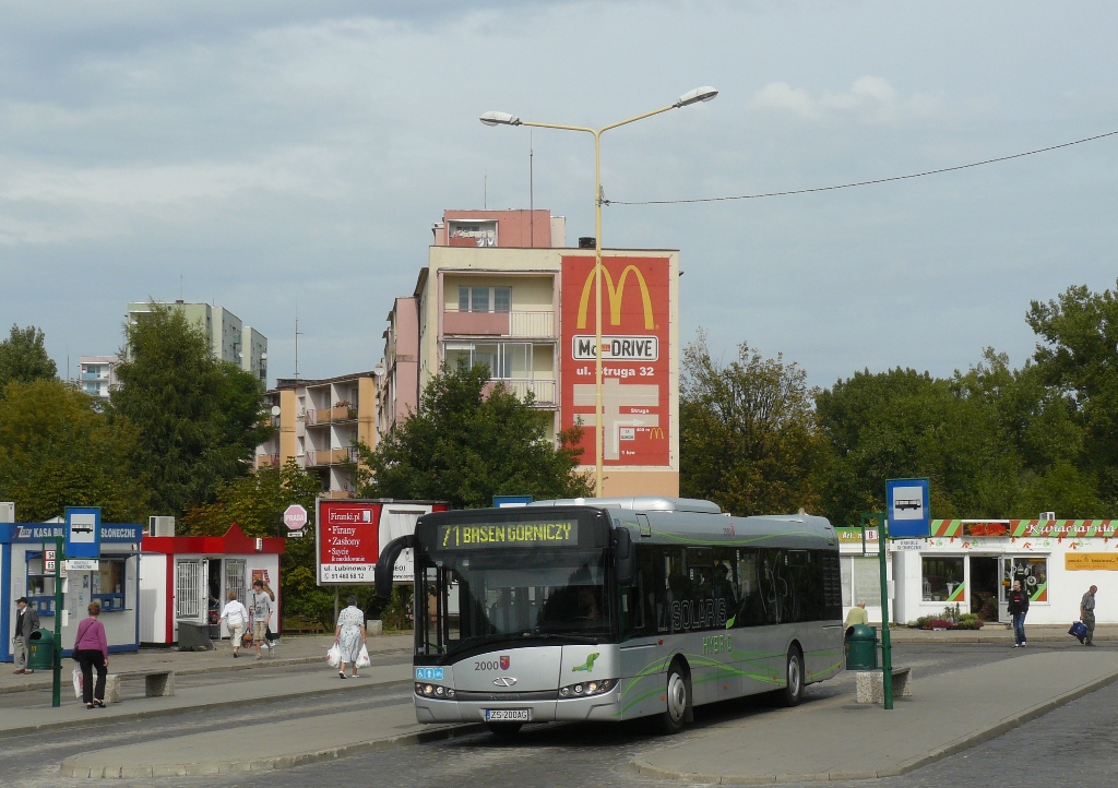 2000
Kolejny ze szczecińskich rodzynków - hybrydowy Solaris. Wyprodukowany w 2008 roku, kupiony w 2013 roku i rozpoczął służbę w lipcu 2013 roku. Testowany w wielu miastach, w tym dwukrotnie w Warszawie. Nie został przemalowany, dzięki czemu jego szare barwy sprawiają, że się wyróżnia.
Słowa kluczowe: SU12H 2000 71 OsiedleSłoneczne