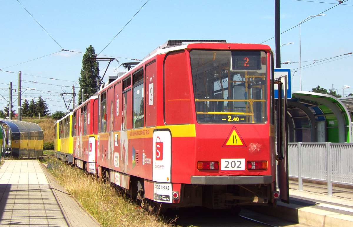 201+202
W tamtym czasie dwójka jeździła do Stoczni ( wycofanie z Niebuszewa z powodu modernizacji torowisk ) i zmieniono tabor ze Swingów na Tatry. Obecnie po skróceniu trasy do Placu Rodła dwójkę obsługują ponownie niskopodłogowce ( nie licząc brygad łączonych ).
Słowa kluczowe: T6A2D 201+202 2 Turkusowa