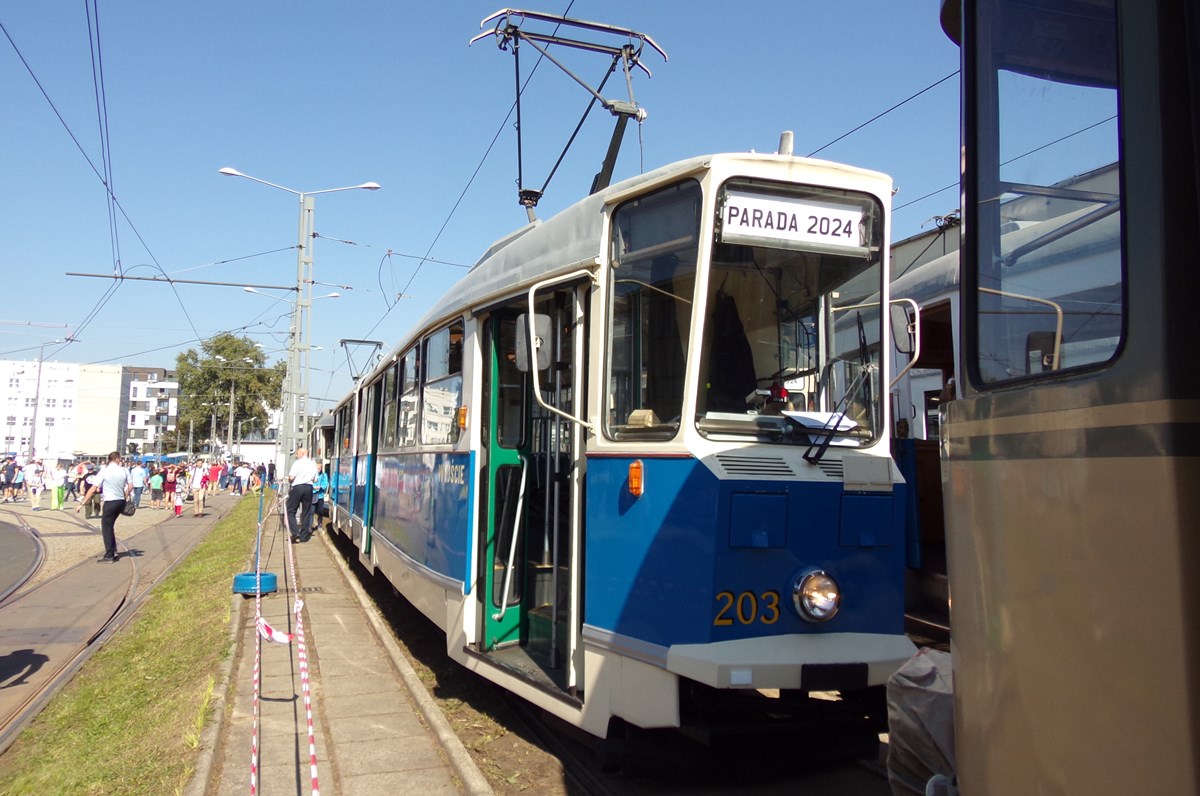 203
Wagony 102N w Krakowie jeździły liniowo w latach 1969-1990. Pierwotnie MPK Kraków otrzymało siedem sztuk, jednakże w roku 1988 pozyskało trzy sztuki z Gdańska. 
Po wycofaniu tego typu z ruchu zachowano wóz ze zdjęcia. W roku 1994 po remoncie powrócił do ruchu liniowego, i jeździł trzy lata. Po przekwalifikowaniu na wóz historyczny, remontowany do stanu oryginalnego.
Słowa kluczowe: 102N 203 ZajezdniaPodgórze