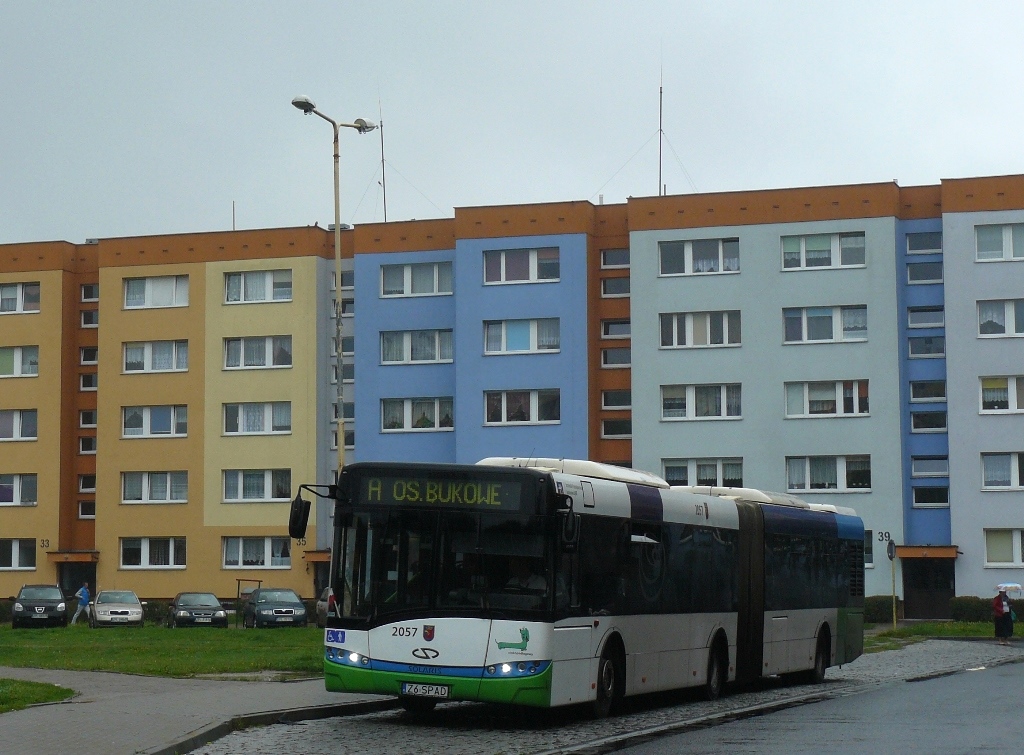 2057
Od września co drugi kurs Alfy w szczycie z prawobrzeża dojeżdża do Polic, w zastępstwie za zawieszoną linię F. Alfa w tej postaci obsługiwana przez 5 wozów ze SPAD-u ( w tym jedno wysokopodłogowe Volvo na widocznej brygadzie ) i trzech szczytowych ze SPPK. Dzięki temu można trafić szczeciński autobus w Policach, a policki w głębi prawobrzeża.
Słowa kluczowe: SU18 2057 A OsiedleChemik Police