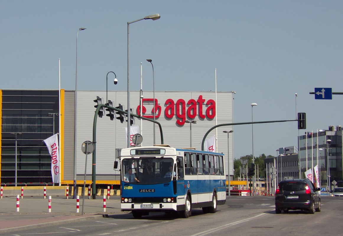 21004
21004 to jedyny Jelcz 120M zachowany przez MPK Kraków. MPK Kraków w latach 1993 - 1995 zakupiło aż 130 stodwudziestek. Wycofanie z użytku liniowego tego modelu nastąpiło w 2009 r. Autobusy wyposażone w silnik Mielec o mocy 162 kW i skrzynię manualną FPS - z wyjątkiem jednej sztuki. 
21004 został wyprodukowany w 1994r., zaś w 2019 r. po remoncie przywrócony został mu pierwotny numer ( z lat 1994-1995 ). Był jednym z ostatnich kwadratów w Krakowie.
Słowa kluczowe: 120M 21004 E Orzechowa