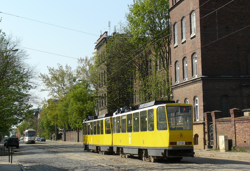 217+218
Potulicka ( zarówno ulica jak i torowisko ) już po remoncie, który zakończył pod koniec tegorocznych wakacji ( a zaczął w wakacje zeszłego roku ). Docierają tu bez zmian jedynka i dziewiątka, zaś czwórka pozostała na trasie objazdowej na Krzekowo.
Słowa kluczowe: T6A2D 217+218 7 Potulicka