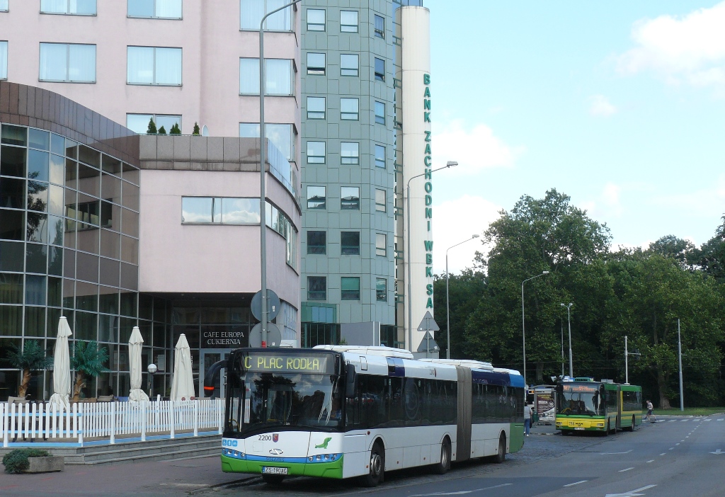 2200
Jeden ze szczecińskich rodzynków - Solaris SU18,75. Od zwykłego 18-metrowca różni się dłuższym członem A, właśnie o te 75 centymetrów. Został wyprodukowany w roku 2012, w posiadaniu SPAD-u od lipca 2013 roku. Linia C od sierpnia ma kraniec w tym miejscu.
Słowa kluczowe: SU18,75 2200 NG313 758 C 107 PlacRodła