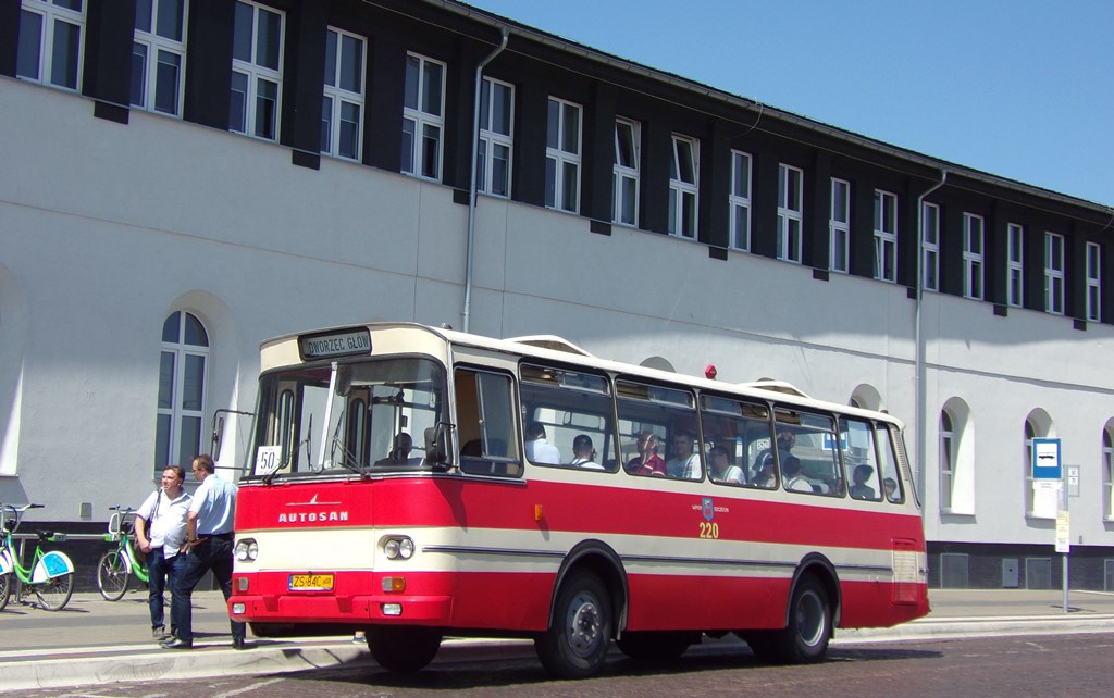 220
Zabytkowy Psiuk z Szczecińskiego Towarzystwa Miłośników Komunikacji Miejskiej. Wyprodukowany w 1991 roku i wtedy trafił do PKS Łuków, który użytkował ten autobus do 2016 roku. Wtedy zakupiony przez STMKM. Barwy nawiązujące do psiuków z WPKM Szczecin otrzymał w zeszłym roku. W tym roku autobus wyjechał na turystyczne linie: 50 jeżdżącą po Śródmieściu i okolicach oraz 100 łączącej Szczecin z Policami.
Słowa kluczowe: H9-35 220 50 DworzecGłówny