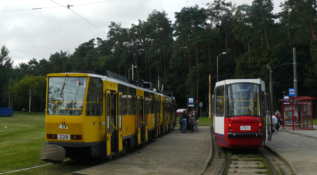 227+228
W wakacje na jedynkę i dziewiątkę wysyłane były ( albo nadal ) składy Te-szóstek i stopiątek ( zamiast pojedynczych katówek czy dawniej solowych stopiątek czy Te-szóstek ), a to z powodu jeziora znajdującego się w sąsiedztwie tejże pętli.
Słowa kluczowe: 227+228 783+791 T6A2D 105N2k/2000 1 9 Głębokie