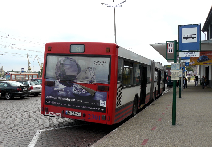 2301
Nieistniejący już MAN ze SPAD. 
Wieści taborowe: SPAD ma już obecnie 23 autobusów modelu Volvo B10MA, a najnowszy nabytek MAN NL363 - 2620 obsługuje już od dłuższego czasu linie. To pierwszy szczeciński lew, co ciekawe jego drzwi otwierają się na zewnątrz. Spółka ogłosiła przetarg na dwa używane autobusy - przegubowiec i solówka ( co ciekawe solówka z napędem hybrydowym ).
SPPK: najmłodsze polickie lwy - trzy MANy NG323 i jeden MAN NL283 - 3049 także od dłuższego czasu obsługują linie.
Słowa kluczowe: NG272 2301 81 DworzecGłówny