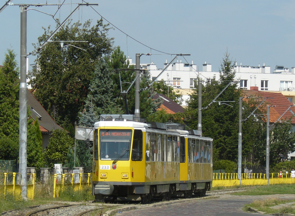 233+234
W związku remontem trasy na Basen Górniczy ( i połączenia tejże z budowaną trasą Szczecińskiego Szybkiego Tramwaju ) linia 8 została skierowana na Niebuszewo i tym samym zastąpiła zawieszoną linię 2. 
Słowa kluczowe: T6A2D 233+234 8 Kwiatowa