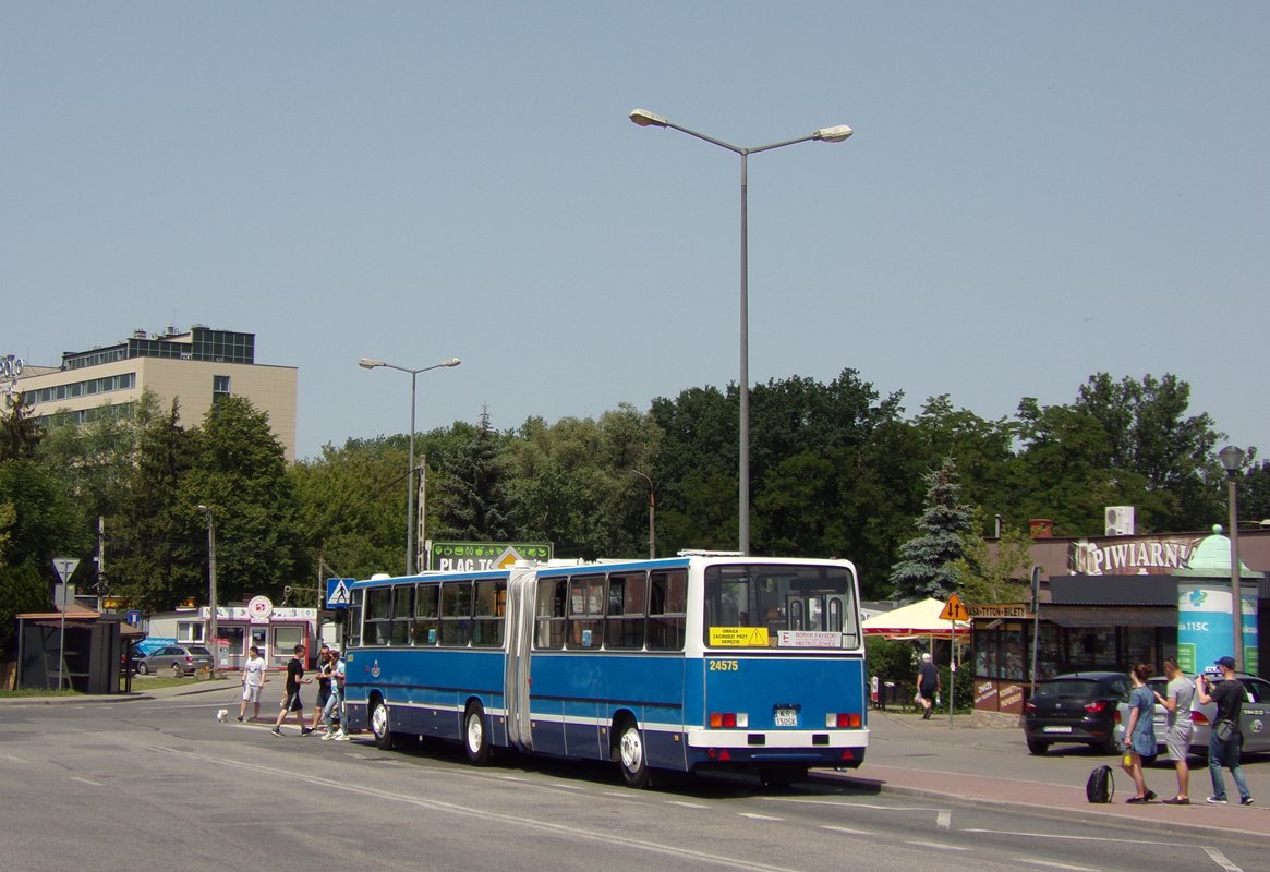 24575
Wczoraj po raz w tym roku w ramach Krakowskiej Linii Muzealnej wyjechały autobusy historyczne. Wyjechały cztery pojazdy i obsługiwały linię E. Trasa nawiązywała do dawnej linii pospiesznej E, która dojeżdżała zarówno na Mistrzejowice, jak i na Borek Fałęcki. Obsługę stanowiły: Ikarus 280.26 - 24575, Jelcz 272 MEX - 341, Jelcz 120M - 21004 i Scania CN113CLL - PS001.

Słowa kluczowe: IK280 24575 E Orzechowa