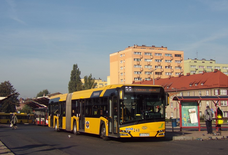 248
Przegubowy Solaris z PKM Gliwice między kursami na linii 32, łączącej Gliwice z Zabrzem.
Słowa kluczowe: SU18 248 32 Zabrze ZabrzeGoethego