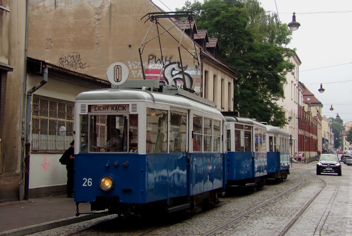 26+502+530
Wczoraj na zerówkę wyjechał trójskład zestawiony z dwóch N-ek - silnikowej i doczepnej oraz doczepnego "Sanoka".
Wagony generacji N pojawiły się w 1949 r. i eksploatowane do 1988 r. - było ich około 400 sztuk.
Wagon nr 26 (rocznik 1954) był remontowany na przełomie lat '80 i '90 z przerwami i w 1992 r. przekazany do Norymbergi w zamian za wagony T4 i B4. Wagon wrócił do miasta w 2006 r. i od tej pory jeździ jako tramwaj zabytkowy.
Słowa kluczowe: N+ND+PN2 26+502+530 ŚwiętegoWawrzyńca