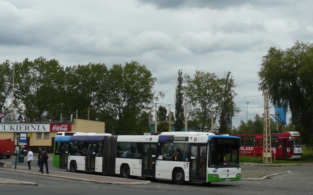 2710
Jedno z dwóch Volv 7700A w Szczecinie na obecnie remontowanej pętli. Obydwa kupione przez SPAD w 2012 roku.
Słowa kluczowe: 2710 B 7700A BasenGórniczy