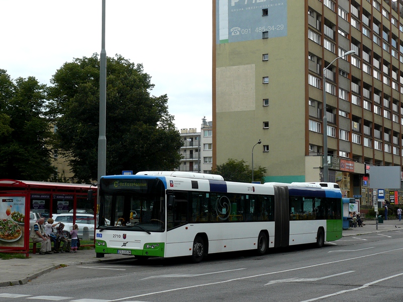 2710
Volvo 7700A jeden z modeli, który nie jest w tym mieście od nowości. Są dwie sztuki ( 2710 i 2711 - rok produkcji 2007 ) zostały sprowadzone z miasta Darmstadt. Zakupił je SPAD. 
C to jedna linii pośpiesznych w Szczecinie - jeździ z Placu Rodła do Osiedla Kasztanowego ( położonego w lesie, w Załomie ). Powstała w maju 1991. Kursuje z częstotliwością: w DP 20 minut w szczycie i 40 w międzyszczycie, a w weekendy i święta jeden wóz co 80 minut. Obsługa: SPAD przegubowcami przez cały tydzień. Polecam przejażdżkę tą linią, zwłaszcza końcowy odcinek. Na linii w szczycie jeżdżą Volva B10MA.
Słowa kluczowe: V7700A 2710 C PlacRodła