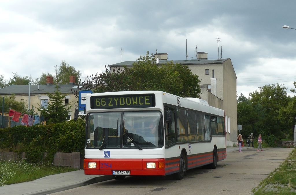 2754
Szóstki to jedna z najrzadszych linii w Szczecinie. Kursuje tylko w szczycie - co 30 minut rano ( dwa wozy ) i co godzinę popołudniu ( jeden wóz ).
Słowa kluczowe: NL262 2754 66 Żydowce Tokarska