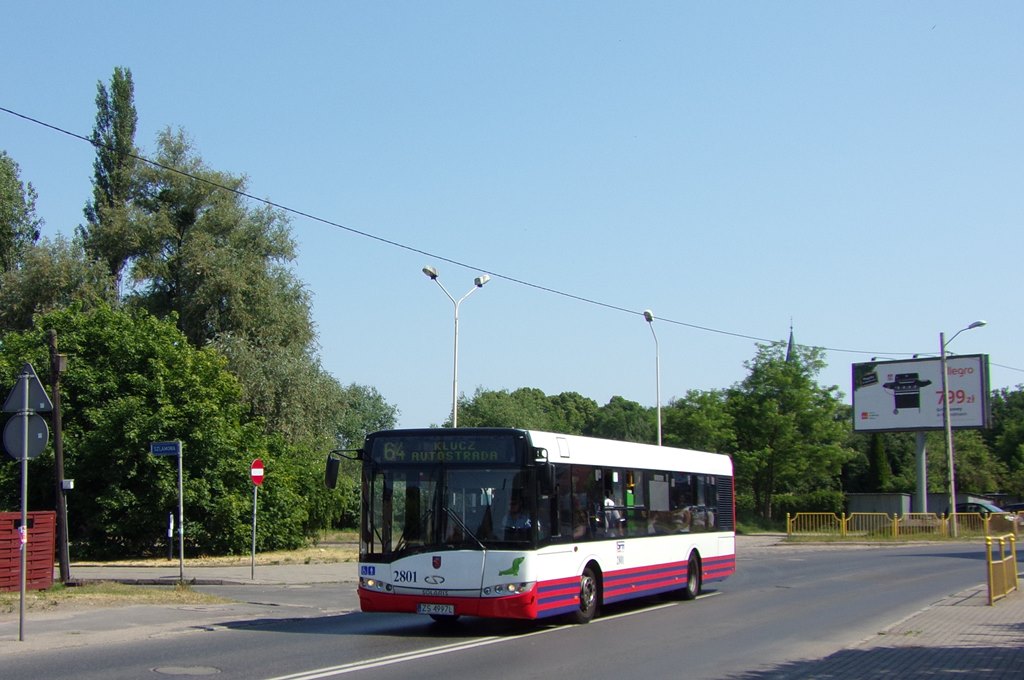 2801
Trzy z czterech pierwszych Solarisów III generacji, jakie trafiły do Szczecina nadal mają stare barwy - czwarty w 2015 r. przemalowano w barwy Floating Garden.
Te trzy wozy to jedyne w SPAD pojazdy w tych barwach.
Słowa kluczowe: SU12 2801 64 Metalowa