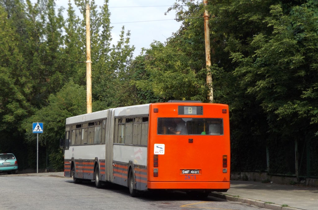 2871
W tym roku, tak samo jak w zeszłym Beta poza szczytem i w weekendy w okresie wakacyjnym kursuje na trasie skróconej do dworca PKP Szczecin Niebuszewo - w szczycie bez zmian na Osiedle Arkońskie. Moim zdaniem taka trasa jest mało udana, gdyż Beta już od pętli na długim odcinku dubluje dwójkę.
Słowa kluczowe: B10MA 2871 B DworzecNiebuszewo