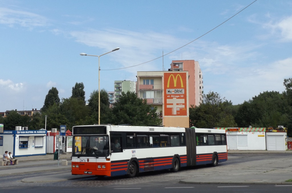 2871
Mimo skrócenia trasy poza szczytem w DP na tej linii są nadal trzy brygady wysokopodłogowe - dwuzmianowa i szczytowa ze SPAK i dwuzmianowa ze SPAD.
Słowa kluczowe: B10MA 2871 B OsiedleSłoneczne