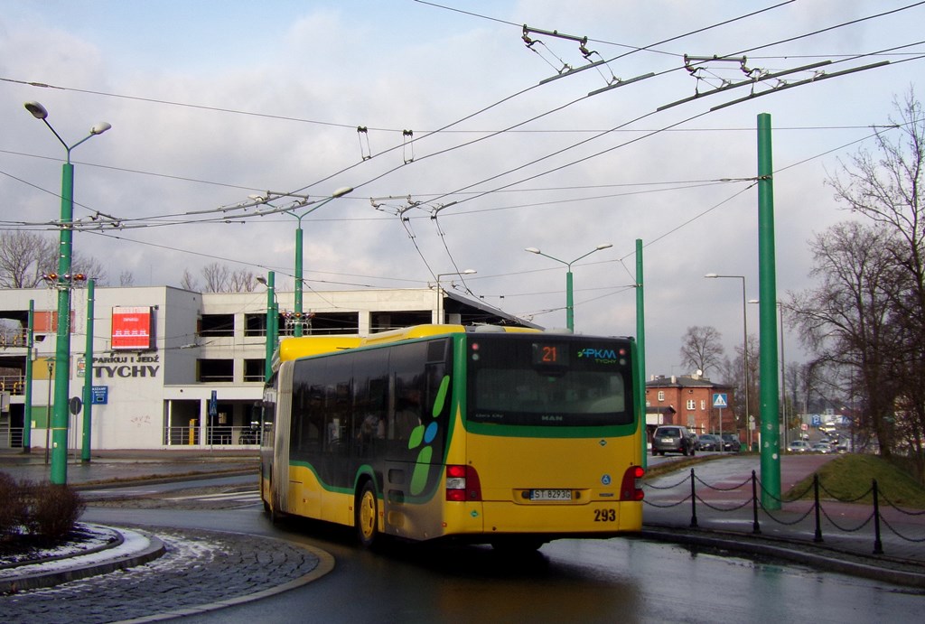 293
Krótki wypad do miasta Tychy to i kilka zdjęć. Jeden z sześciu przegubowych gazowych MAN-ów w PKM Tychy ( rocznik 2015 ). Tu na linii 21, łączącej Cielmice i Wilkowyje - dzielnice w Tychach.
Słowa kluczowe: NG363CNG 293 Tychy Andersa