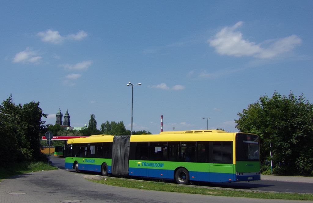 3019
Przegubowy jamnik z Transkomu Koziegłowy. Transkom to jeden z podpoznańskich przewoźników obsługujących komunikację miejską ZTM Poznań. Obsługuje linie łączące Poznań z gminami Czerwonak i Murowana Goślina. Firma posiada cztery przegubowce - wszystkie to Solarisy III generacji. Poprzednim właścicielem wozu był Mobilis i jeździł w Krakowie. 
Następne z kolejce tramwaje.
Słowa kluczowe: SU18 3019 321 RondoŚródka