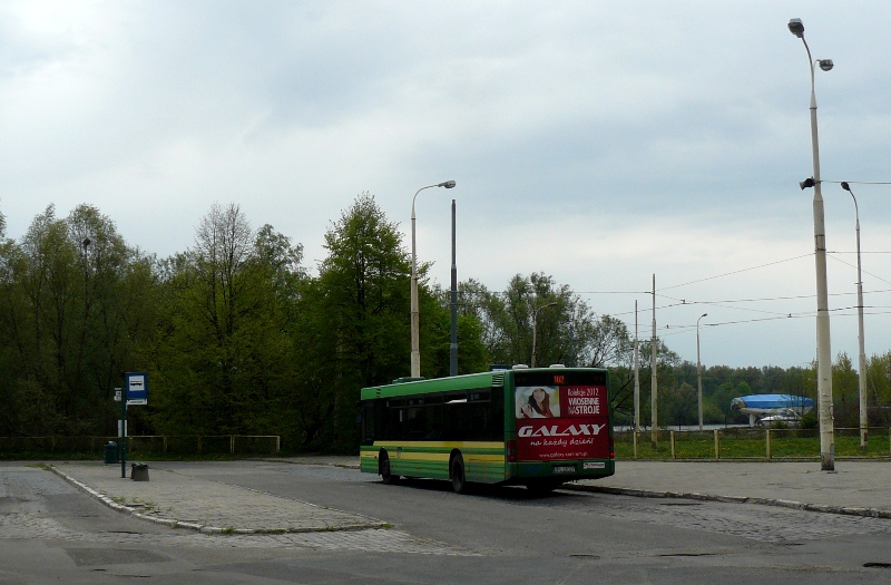 3027
Linia 102 to jedyna linia z Polic dojeżdżająca w rejon Gocławia. Na linii są trzy kursy na godzinę w szczycie, a poza nim dwa kursy na godzinę, zaś w weekendy średnio co 40 minut. Obsługiwana solówkami.
Koniec z Manami - następne są Solarisy.
Słowa kluczowe: NL223 3027 102 Gocław