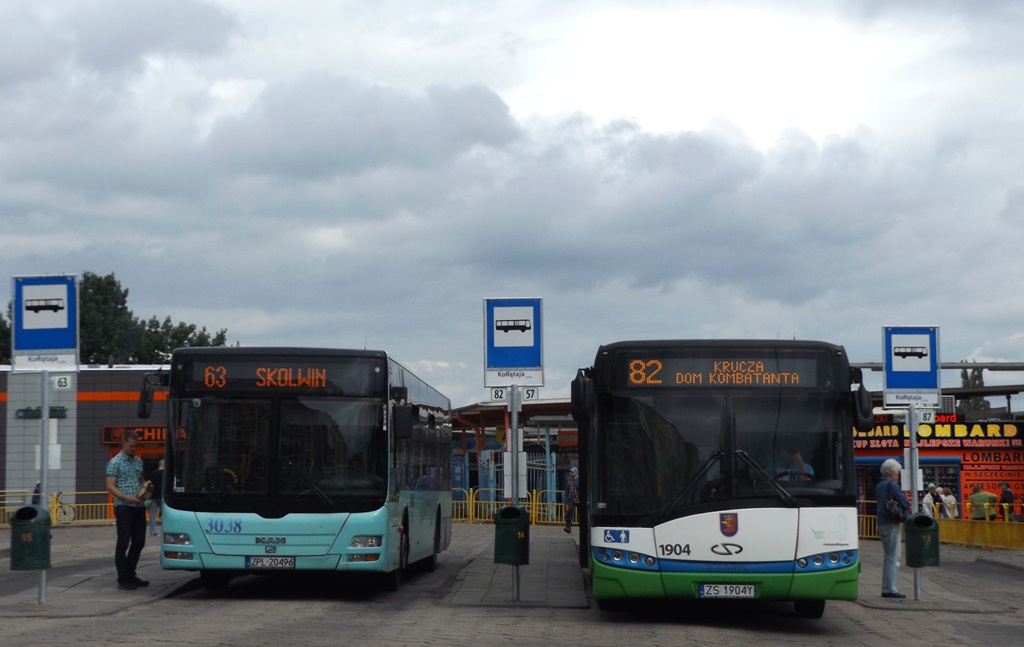 3038
Ten turkusowy autobus to pierwszy policki MAN Lion's City. Rocznik 2005, ale został kupiony jako używany ( w przeciwieństwie do późniejszych ) w 2008 r. od Forbusa Bydgoszcz. 
Obok niego solarka na jednobrygadowej linii 82. Owa solarka to przedstawiciel pierwszych SU12 w barwach FG ( i jeden z pierwszych z tego modelu na Klonowica ).
Słowa kluczowe: NL283 SU12 1904 3038 63 82 Kołłątaja