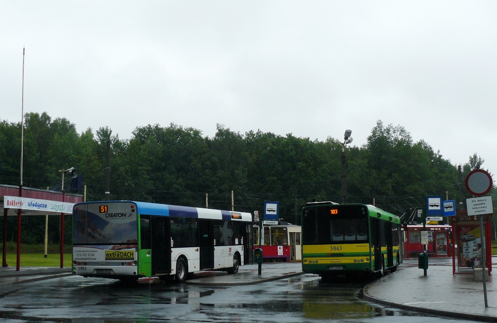 3043
Dwie solarki na węźle przesiadkowym, których jest trochę w Grodzie Gryfa. Wówczas docierały dwie linie tramwajowe i trzy dzienne linie autobusowe - teraz cztery. I tak po przyjechaniu tramwajem ze Śródmieścia można dalej jechać: 51 do Osowa, ew. Os. Arkońskiego i Niebuszewa, 103 do Polic, Pilchowa,  Tanowa i Trzeszczyna, 106 do Polic, Leśna Górnego i Siedlic oraz 121 do Grzepnicy, Dobrej i Wołczkowa. 
Słowa kluczowe: SU12 1902 3043 51 103 Głębokie