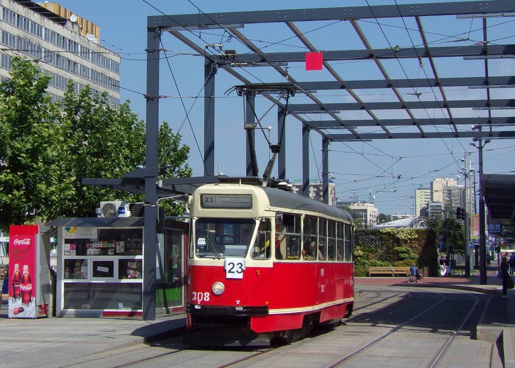 308
Jeden z tramwajów zabytkowych jakie posiadają Tramwaje Śląskie, czyli była warszawska parówka. TŚ zakupiły ten wagon w 2013 roku, w stolicy nosił numer 366. Tu na specjalnej linii 23 obsługiwanej przez zabytki, jeżdżącej w weekendy i święta z Katowic do Chorzowa ( pętla przy Stadionie Śląskim ).
Słowa kluczowe: 13N 308 23 Katowice Rynek