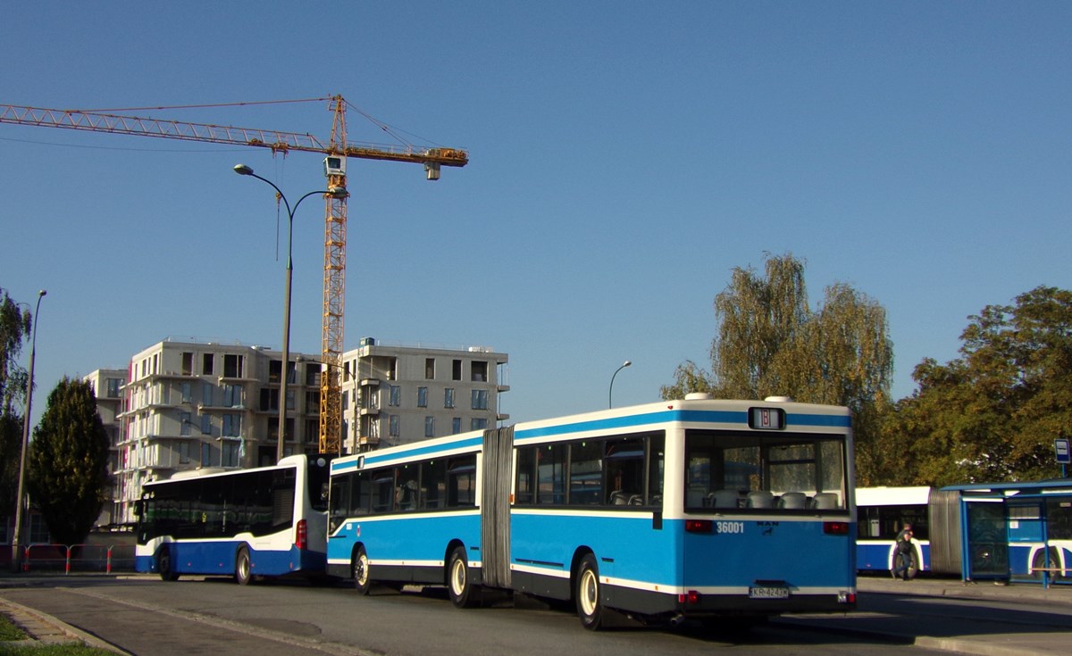 36001
Na koniec KLM wyjechały też autobusy historyczne - tym razem dwie linie. Pierwsza to S0 w Skawinie, obsługiwana przez Ikarusa 620. Zaś druga to B na trasie Prądnik Czerwony - Al. 29 Listopada - I obwodnica - Królowej Jadwigi - Olszanica Bory i obsługiwana przez cztery wozy: Scania CR111-47751, MAN SL200-16605, Jelcz M11-12240 i MAN SG242-36001.
Słowa kluczowe: SG242 36001 B PrądnikCzerwony