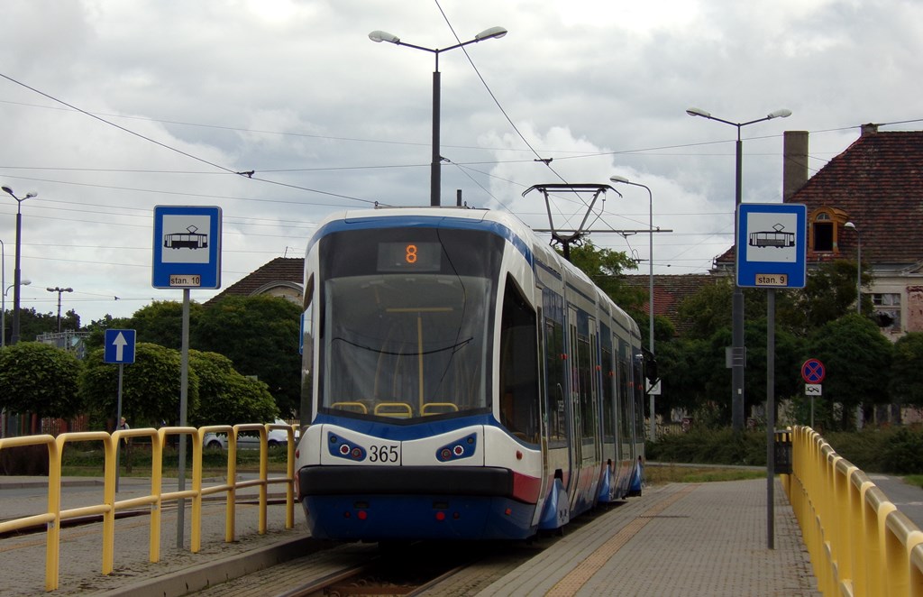 365
Dwa Tramicusy zakupione przez MZK Bydgoszcz w 2008 roku to pierwsze niskopodłogowe tramwaje w tym mieście.
Słowa kluczowe: 122N 365 8 Rycerska