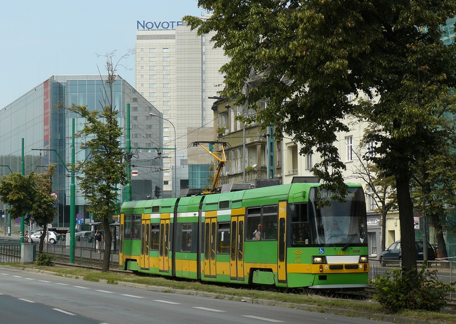 401
Udało mi się złapać poznańską specjalność, czyli Tatrę RT6N1. W Polsce tylko Poznań ma takie tramwaje - 10 sztuk, wyprodukowane przez ČKD i HCP.
Słowa kluczowe: RT6N1 401 6 KrólowejJadwigi