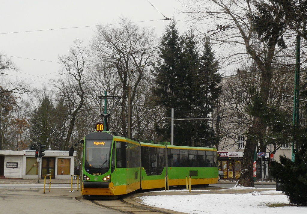 430
Za mną kolejny wypad do Poznania. Zacznę od tramwajów. 
Beta wtacza się na pętlę. 
Słowa kluczowe: MF02AC 430 18 Ogrody