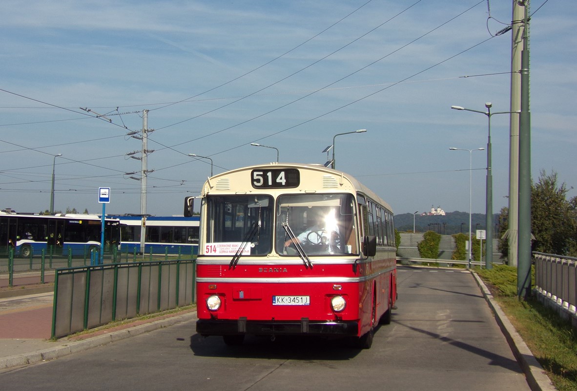 47751
W ostatnią niedzielę miała miejsce kolejna odsłona autobusowej KLM. Tym razem była to linia nr 514, kursująca na trasie Czerwone Maki P+R <=> Górka Narodowa przez Rondo Grunwaldzkie, Aleję Trzech Wieszczów, Opolską, Siewną. Obsługiwana była przez cztery autobusy - trzy Scanie: CR111M - 47751, CN113ALB - 38030 i CN113CLL - PS001 oraz Ikarusa 280 - 24575. 
Słowa kluczowe: CR111M 47751 514 CzerwoneMakiP+R