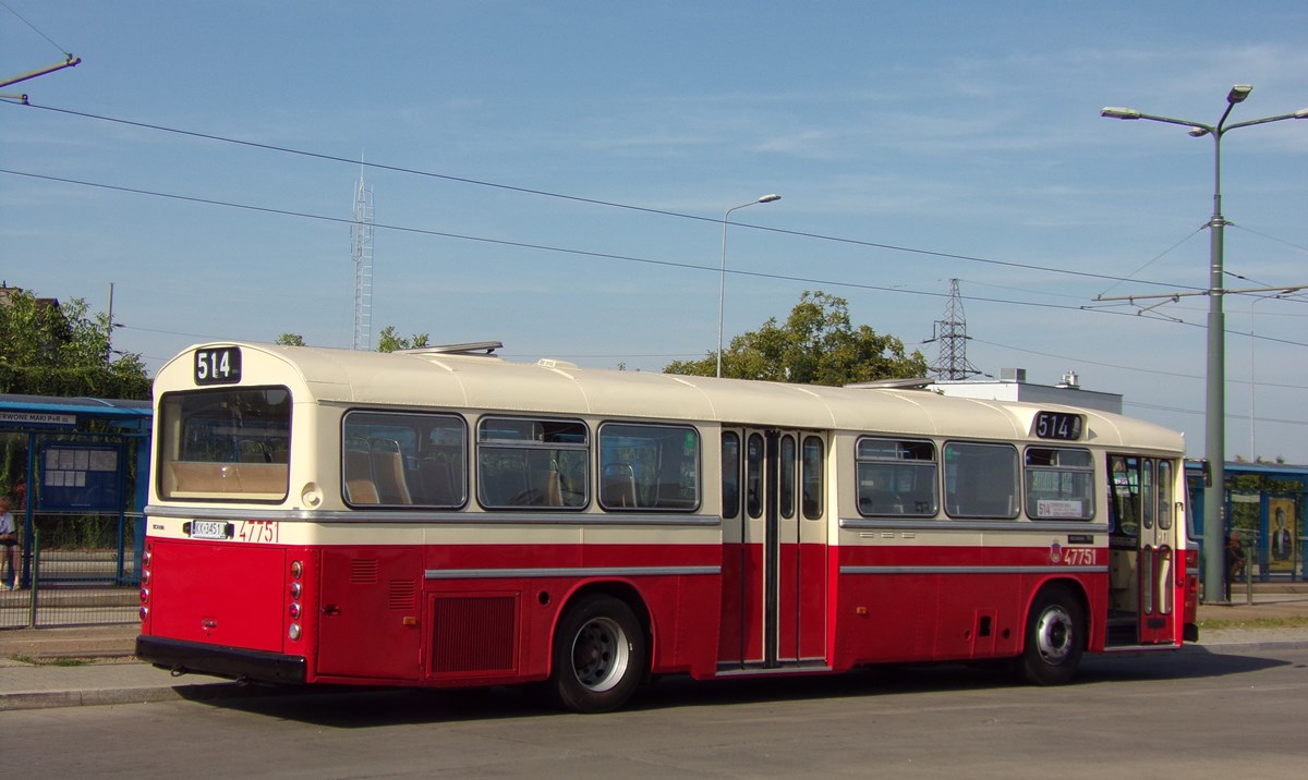 47751
Scania CR111 nr 47751 to kolejny autobus historyczny MPK i zarazem kolejny debiutant na KLM.
Autobusy Scania CR111 pojawiły się w Krakowie po raz pierwszy w roku 1991. Kolejne wozy przybyły w roku następnym - łącznie do Krakowa trafiło ponad 50 sztuk, zaś do ruchu wprowadzono ponad 40 wozów. Autobusy sprowadzono z różnych miast w Szwecji. Wozy mimo wieku, który wynosił kilkanaście lat były w polskich warunkach bardzo nowoczesne - automatyczne skrzynie, obniżona podłoga czy fotokomórki w drzwiach. Autobusy przestały jeździć w roku 1997. Część została kupiona przez innych przewoźników, jedna została przekazana do Muzeum Inżynierii Miejskiej i czeka na lepsze czasy. Model ten zapoczątkował obecność marki Scania w krakowskim MPK - autobusy szwedzkiego producenta jeździły liniowo do 2018 roku.
Autobus ze zdjęcia trafił do MPK Kraków w 2022 roku, wóz został przekazany stowarzyszenie Svenska Omnibussföreningen za wyremontowanie dwóch autobusów Scania tegoż stowarzyszenia. Wóz ( rocznik 1978 ) oryginalnie jeździł w Sztokholmie, później sprzedany prywatnemu podmiotowi.

Słowa kluczowe: CR111M 47751 514 CzerwoneMakiP+R