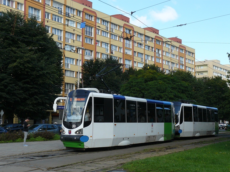 501+502
105N/S/HF/09 - modernizacja wykonana w 2008r. przez Modertrans. Ten skład stacjonuje w zajezdni Pogodno. 
12 jeździ z Pomorzan do Dw. Niebuszewo i jedzie przez Aleję Piastów i Ulicę Marsz. Piłsudskiego.
Słowa kluczowe: 105N/S/HF/09 501+502 12 Szczeciin PlacRodła