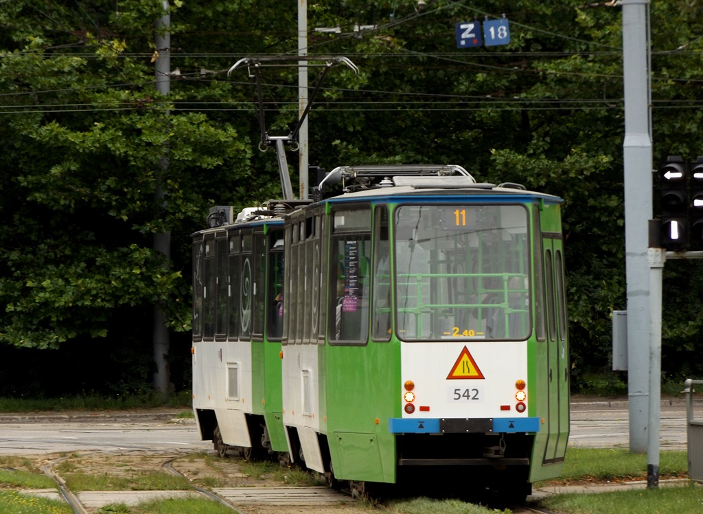 541+542
105Ng/2015 to nic innego jak 105Ng/S po modernizacji. Modernizację przeprowadzono w 2015 roku i objęto nią wszystkie 12 wagonów. Zmodernizowane wagony otrzymały nowe numery w przedziale 531 - 542. Z większych zmian to zmiana układ sterowania z nożnego na ręczny z nowym pulpitem ( z joystickiem) czy nowe ściany przednie i tylne ( przodu nie udało mi się sfotografować niestety, ale w necie są zdjęcia ). Wszystkie bez zmian stacjonują w zajezdni Golęcin. 541+542 to dawny 759+758 ( zdjęcie składu przed modernizacją jest na galerii ).
Słowa kluczowe: 541+542 105Ng/2015 11 PlacRodła