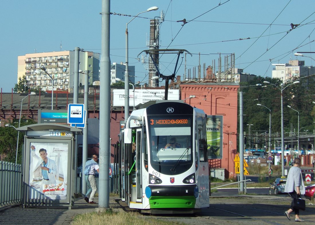 603
Na trójce jeździ planowo jedna Beta ( i to przez cały tydzień ).
Trójka tymczasowo kończy kursy na przystanku, którego nazwa jest wyświetlaczu - do pętli przy Lesie Arkońskim tramwaje dojeżdżają bez pasażerów.
603 to jedna z dwóch nowych Bet - zaczęła jeździć w połowie września 2018 r..
Słowa kluczowe: MF25AC 603 3 DworzecGłówny