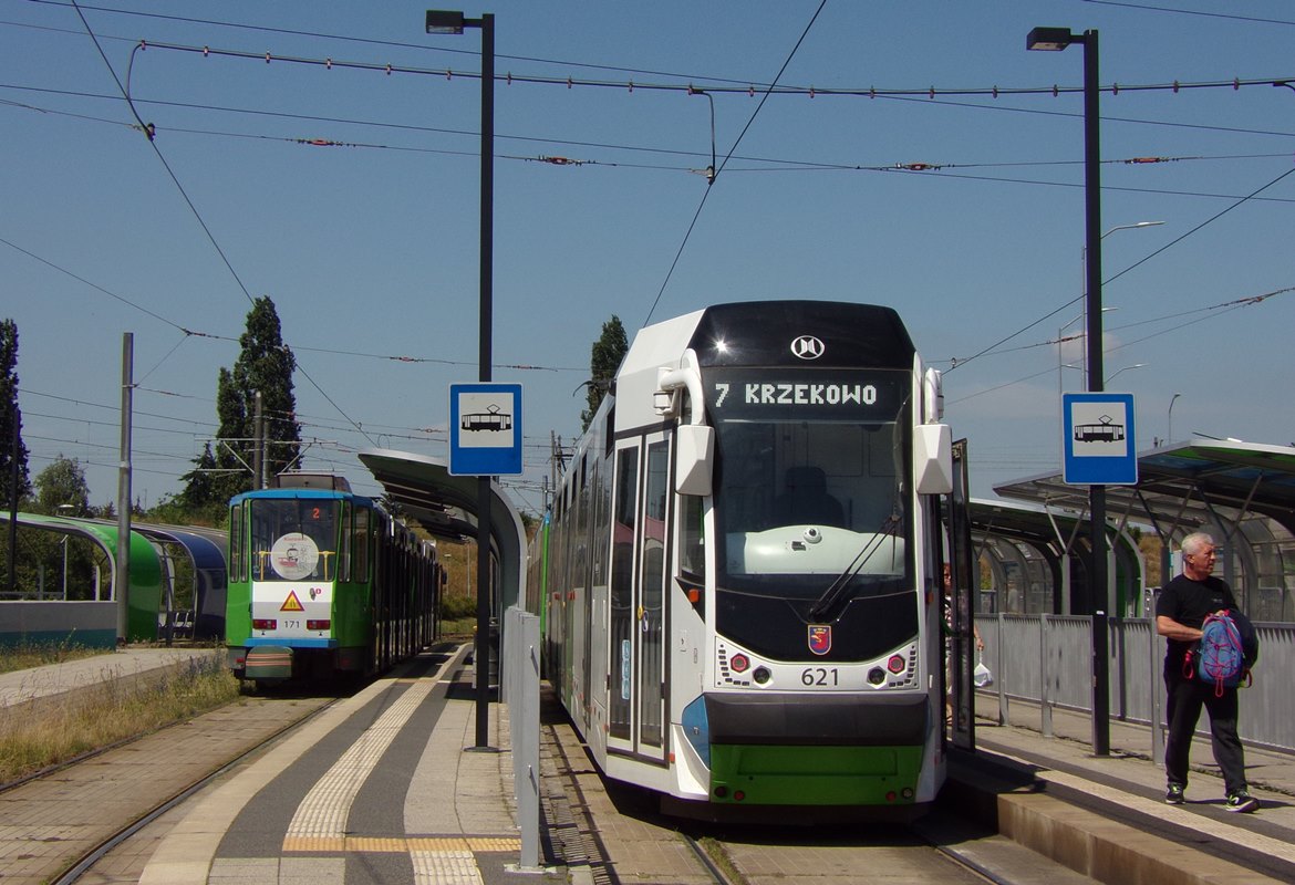 621
Od stycznia 2021 Tramwaje Szczecińskie eksploatują kolejny model w swoim taborze i jest nim Moderus Beta MF 29 AC BD w ilości czterech pojazdów. Pierwsze dwie sztuki kupione i zmontowane zostały w 2020 roku, zaś kolejne dwie sztuki dokupiono w 2021 roku. Są to pierwsze od czasów wagonów typu N w Szczecinie tramwaje dwukierunkowe. Stacjonują w zajezdni Pogodno - tam gdzie wszystkie szczecińskie tramwaje z niską podłogą. 
Słowa kluczowe: MF29ACBD KT4Dt 621 172+171 2 7 Turkusowa