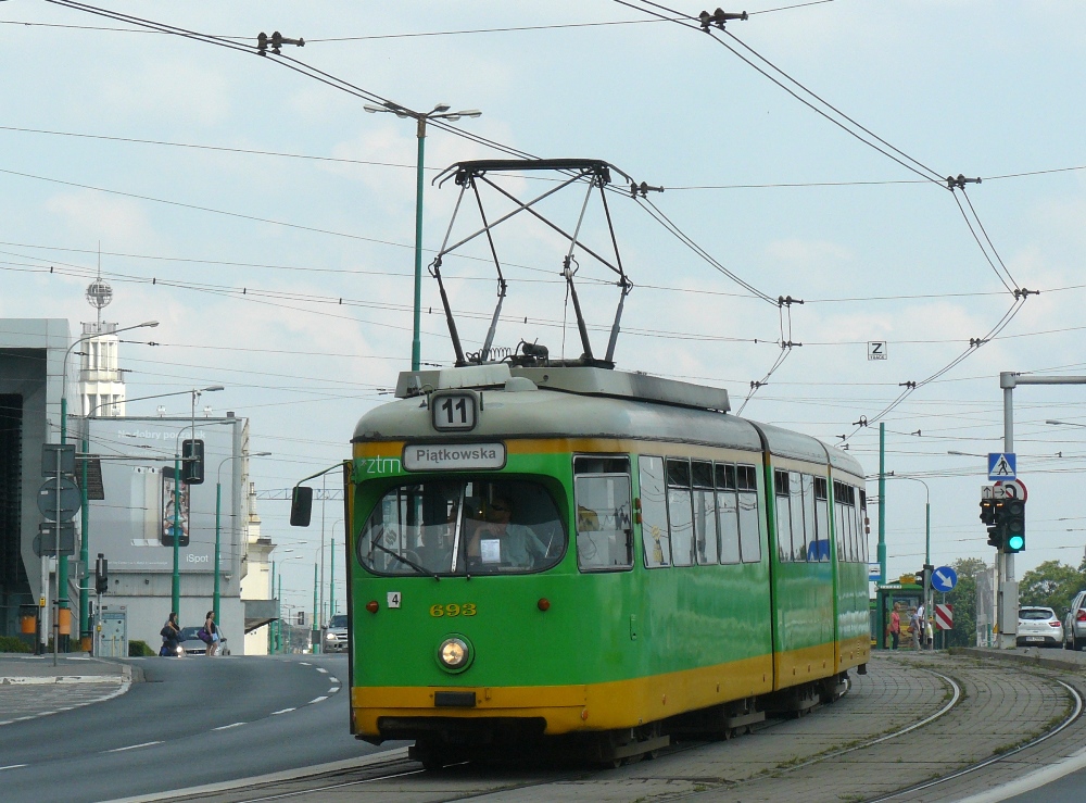693
Dawny sześcioosiowy, a obecnie ośmioosiowy niemiec na jedynkach łączących Starołękę z pętlą przy Piątkowskiej.
Słowa kluczowe: GT8 693 11 Głogowska