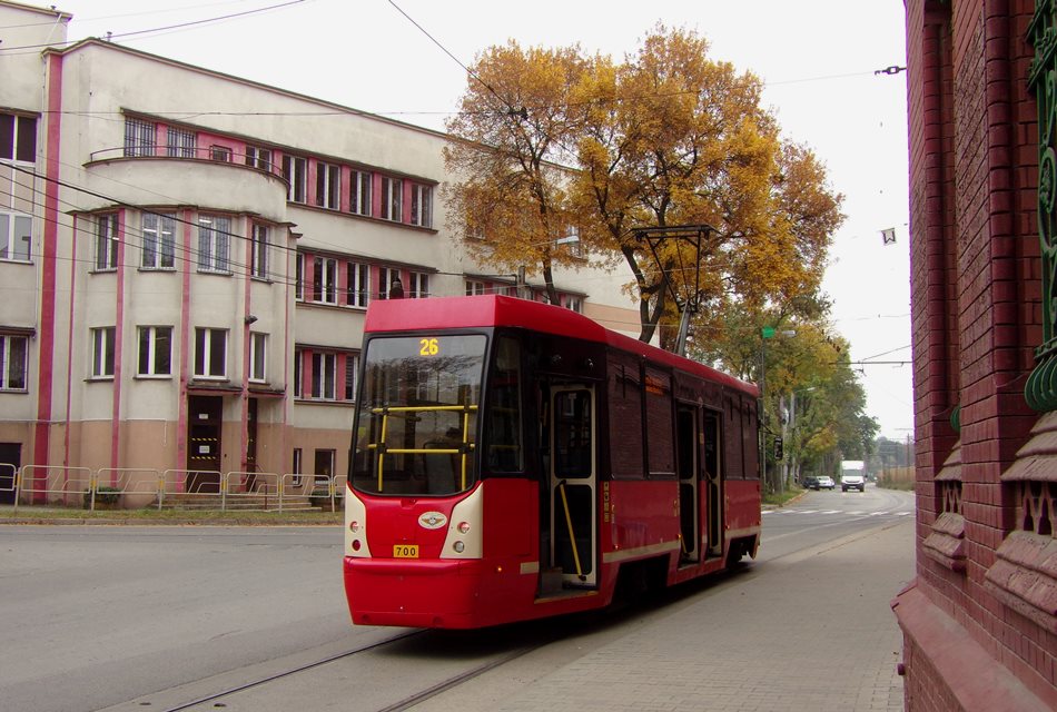 700
Na ulicę Okrzei w Sosnowcu zasadniczo dojeżdża linia 24, która obecnie jest zawieszona. Jednakże w wyniku przebudowy torów i zamknięcia części trasy docierają tu dwie linie - 26 ( z Sosnowca - Pogoni ) i 27 ( z Będzina ).
Słowa kluczowe: 105N-2K 700 26 Sosnowiec KonstantynówOkrzei