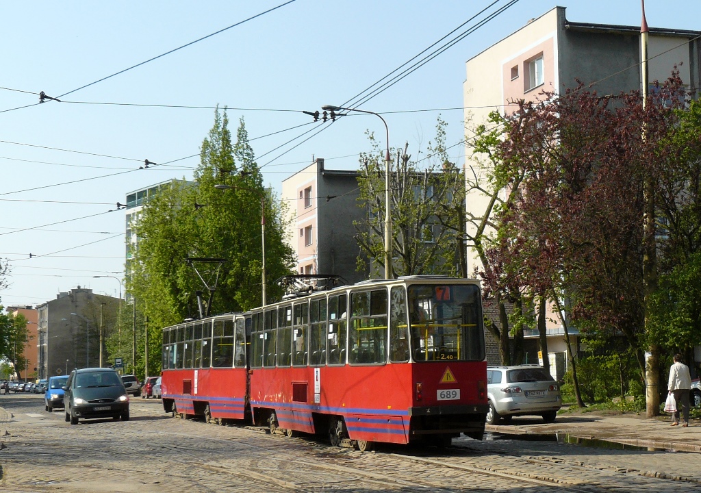 705+689
Zarówno ulica, jak i torowisko po remoncie. Powyższy skład wycofano w 2012 roku.
Słowa kluczowe: 705+689 7 105N Potulicka