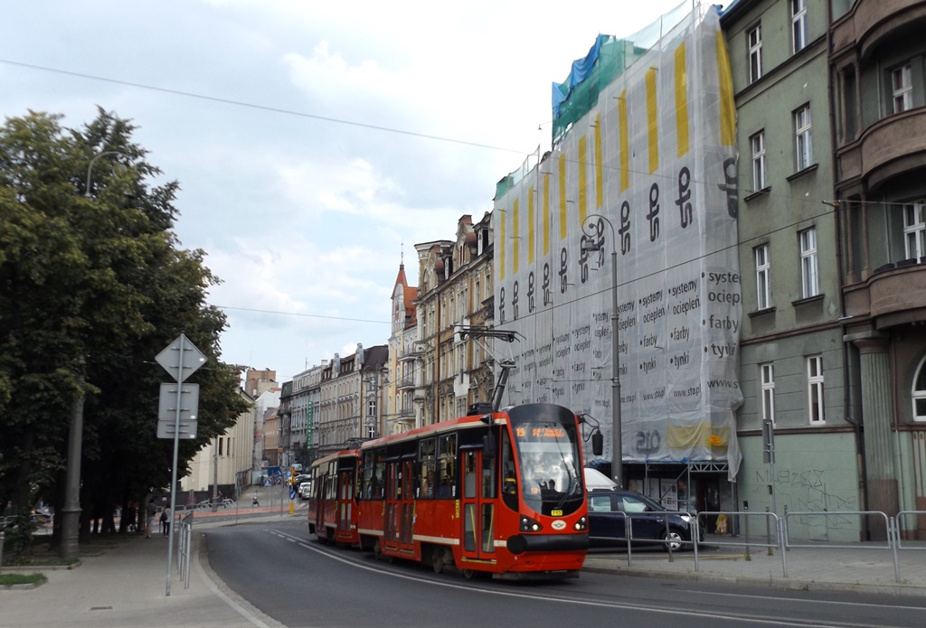 713+714
Zmodernizowane stopiątki na linii 19 łączącej Katowice z Bytomiem ( przez Chorzów ).
Słowa kluczowe: 105N-AC 713+714 19 Kościuszki Katowice