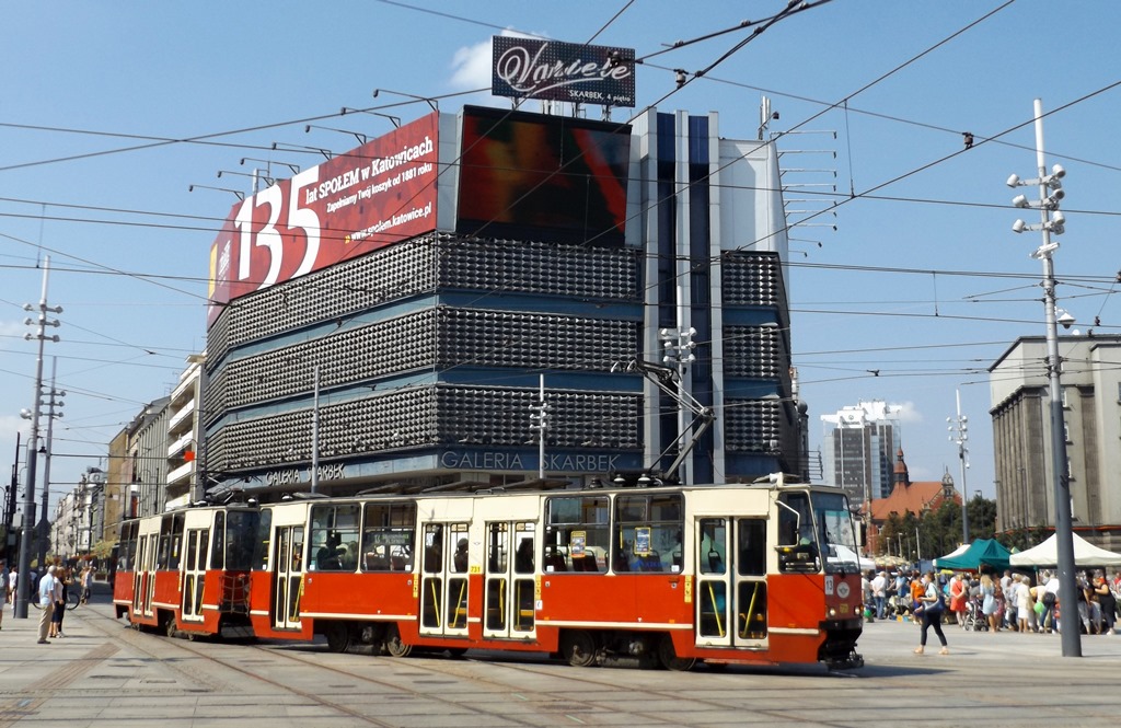 731+730
Stopiątki na tle Galerii Skarbek. Stopiątki na linii 13 łączącej Katowice z Siemianowicami Śląskimi.
Słowa kluczowe: 105Na 731+730 13 Rynek Katowice