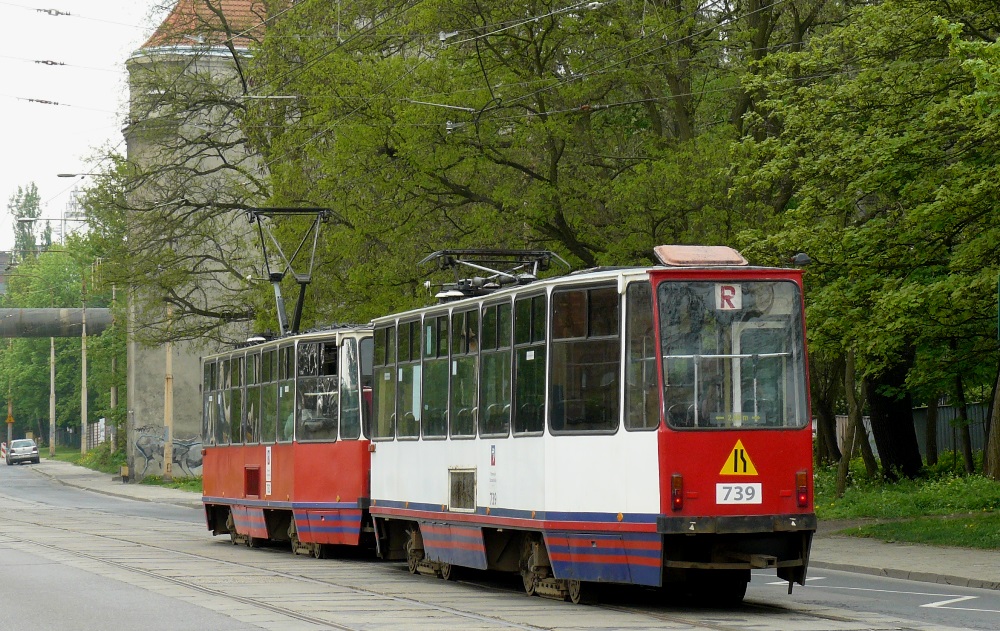 732+739
Pamiętam, iż w Szczecinie zawsze było dużo stopiątek z klasycznym nadwoziem ( oryginalne oprawy reflektorów ) wyposażonym w cztery pary drzwi ( trzaskających ). Jednakże to już historia, gdyż TS obecnie mają takich wagonów: osiem liniowych i dwa szkoleniowe - wszystkie typu 105Na.
Powyższy skład ( kolorystyczny mix ) wycofano z użytku w 2013 roku.
Słowa kluczowe: 105Na 732+739 Chmielewskiego