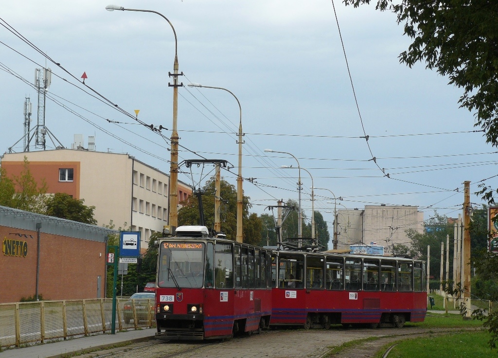 738+751
TS mają 14 wagonów 105Na. Część ma stare oprawy przednich reflektorów, więc przy odrobinie szczęścia można taki zestaw trafić.
Słowa kluczowe: 738+751 105Na 12 Pomorzany