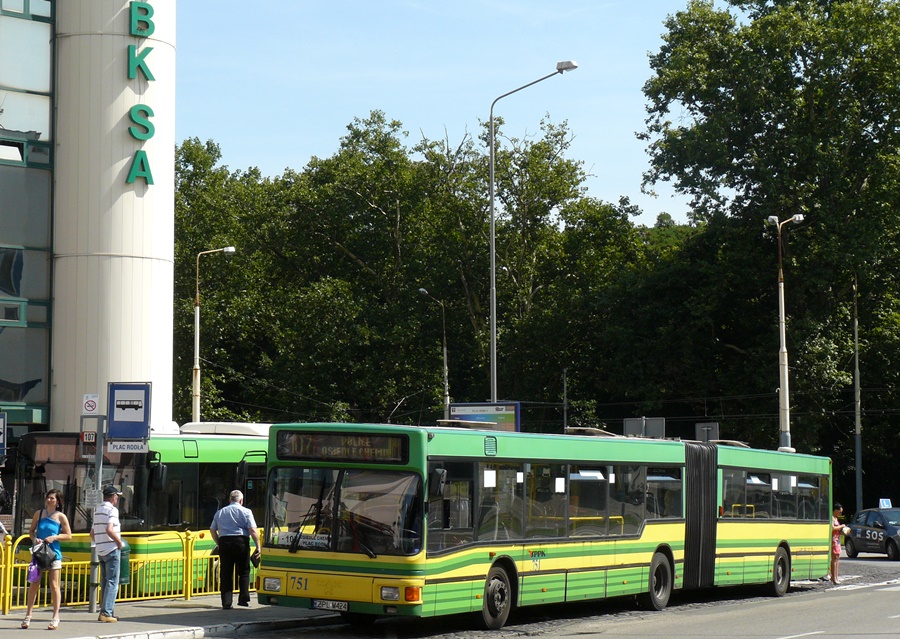 751
W Policach stare MAN-y się kończą. SPPK ma 3 NL223, 1 NL262, 4 NG262, 1 NG312 - co daje łącznie 4 solówki i 5 przegubowych. W Szczecinie stara gwardia też się wykrusza, więc dla podsumowania - w Szczecinie: SPAK ma 21 B10MA, 1 NL202 i 9 NL262, zaś SPAD 19 B10MA, 5 NL262 oraz 2 NG262, 1 NG272 i 5 NG312. Co daje łącznie w MAN-ach 15 solówek i 8 przegubowych, a zaś Volvo B10MA to łącznie 40 sztuk.
Słowa kluczowe: 751 NG312 107 PlacRodła