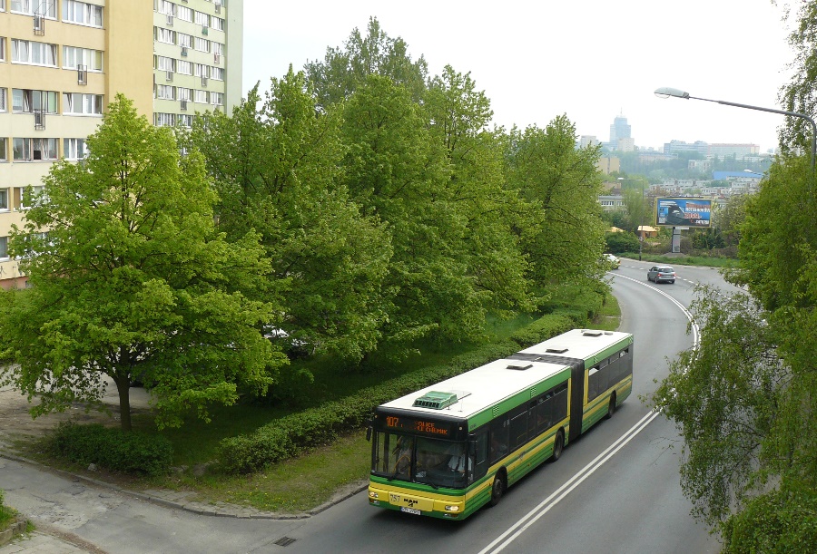 757
Z widokiem na miasto. Najwyższy widoczny budynek to PAZIM.
To jeden z sześciu polickich MAN-ów NG313 ( 755 - 2001, 756, 757 - 2003, 758-760 - 2004 ). Wyposażone w silniki i skrzynie: MAN D 2866 LUH 26, Voith D864.3 - 755; MAN D 2866 LUH 24, Voith D864.3 E - wozy od 756 do 760 ( dodatkowo wyposażone w lampy oświetlające przystanek w rejonie drzwi ). 
Słowa kluczowe: 757 107 NG313 Wilcza