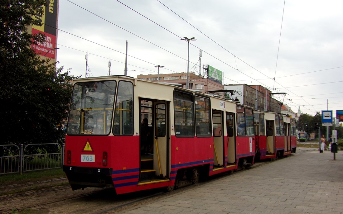 762+763
Ostatni liniowy skład 105Na nadal jeździ.
Słowa kluczowe: 105Na 762+763 11 PlacRodła