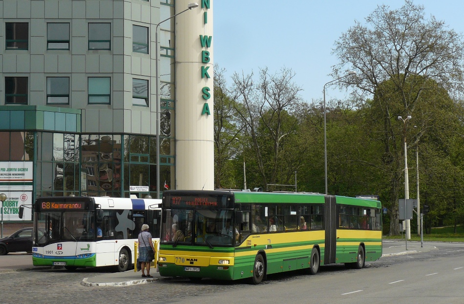 770
Z komunikacji szczecińsko-polickiej zniknął kolejny model autobusu, a mianowicie MAN SG313. Cztery sztuki SPPK kupiło w 2006 r. - otrzymały numery 769 - 772. Na zajezdni pojawiły się w grudniu i w tym samym miesiącu wyjechały na trasę - zastąpiły ostatnie polickie Ikarusy. Jeździły przede wszystkim na linii 107. W czerwcu 2021 r. sprzedano pierwszy wóz z tej serii - był to 769, pozostałe trzy zostały sprzedane w zeszłym miesiącu i dziś opuściły policką zajezdnię. Były to ostatnie autobusy wysokopodłogowe w komunikacji miejskiej Szczecina i Polic.
Słowa kluczowe: SG313 770 107 PlacRodła