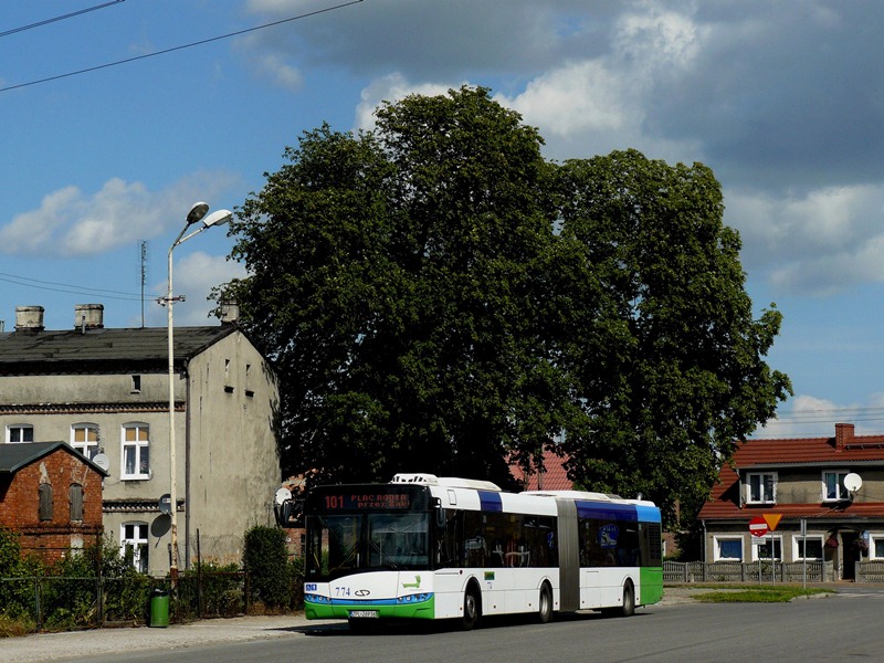 774
Do SPPK prócz solówek trafiło pięć przegubowców, pomalowanych w barwy FG. Solaris ten często obsługiwał zadanie 101/2 - jedyne całodzienne przegubowe na linii 101. Sama linia nie kursuje często - dwa, trzy kursy na godzinę w DP, zaś w weekendy co 45 minut.
Słowa kluczowe: SU18 774 101 Police Jasienica