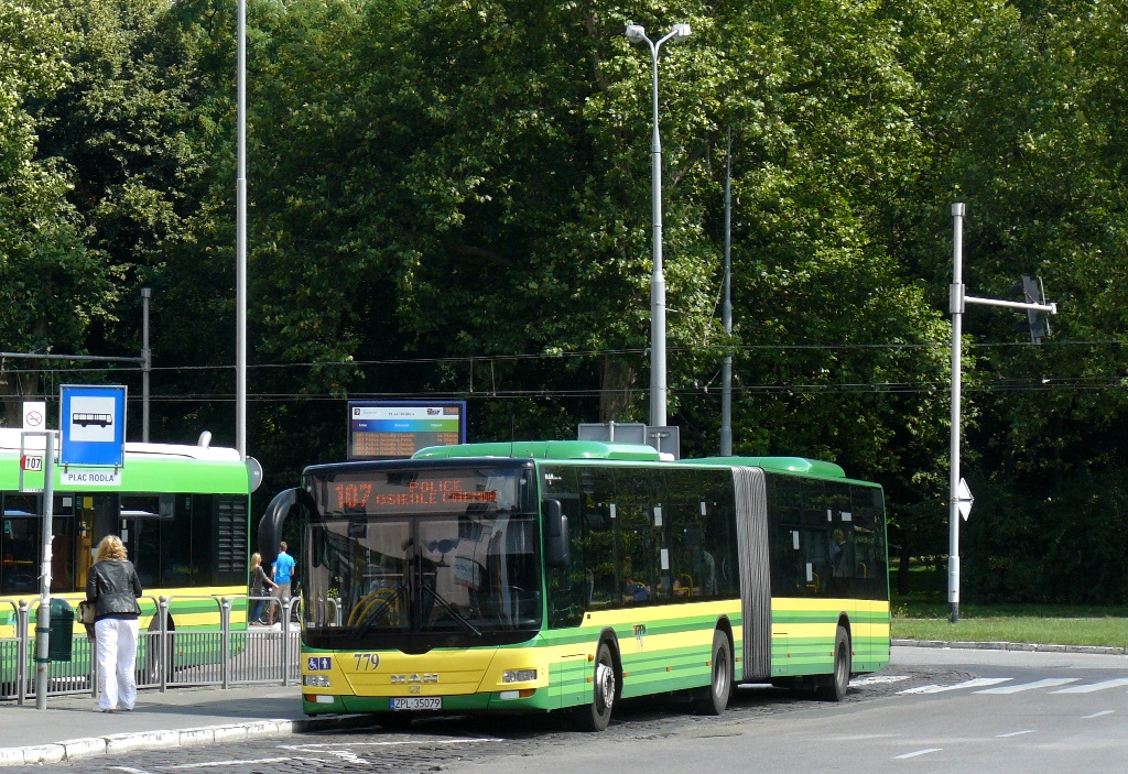 779
Przegubowe polickie Lwy jeżdżą przede wszystkim na 107.
Słowa kluczowe: NG323 779 107 PlacRodła