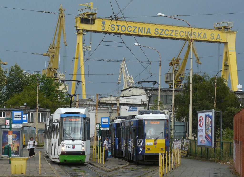 784+785
Bulwy i tatry na tle stoczniowej suwnicy.
Słowa kluczowe: 105N2k/2000 T6A2D 784+785 205+206 6 5 StoczniaSzczecińska